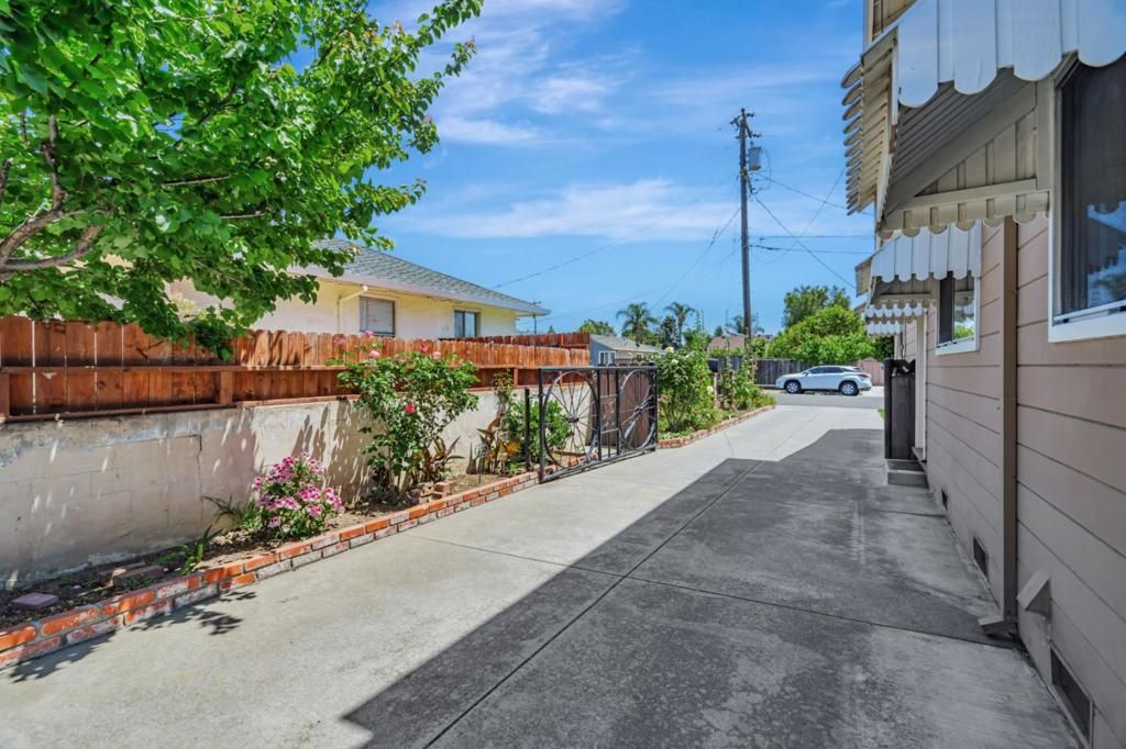 listing image 130722360305215818591
