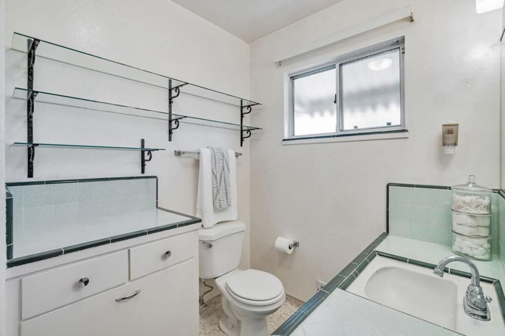 listing image 130727519268593799193