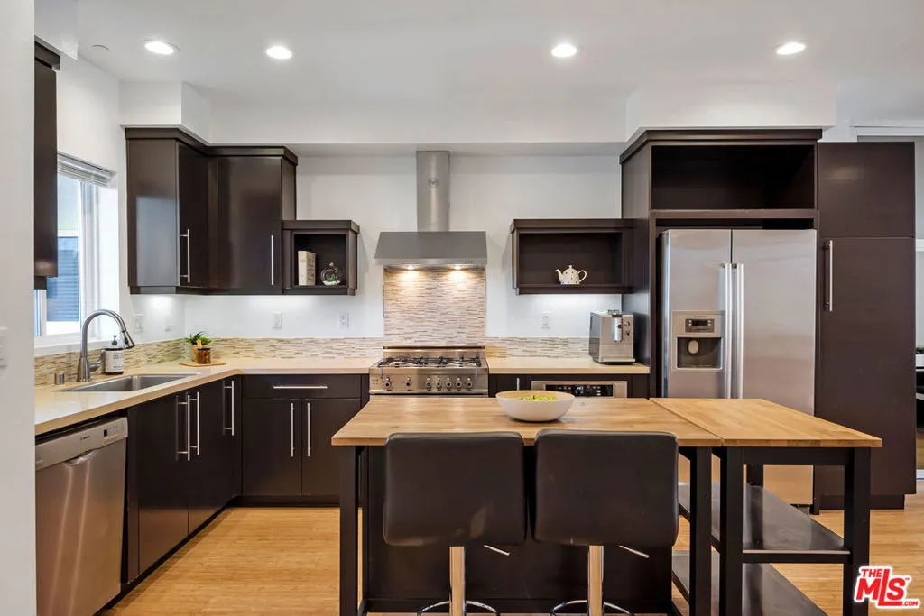 Playa Vista, California 90094, United States, 2 Bedrooms Bedrooms, ,2 BathroomsBathrooms,Residential,Active,231004