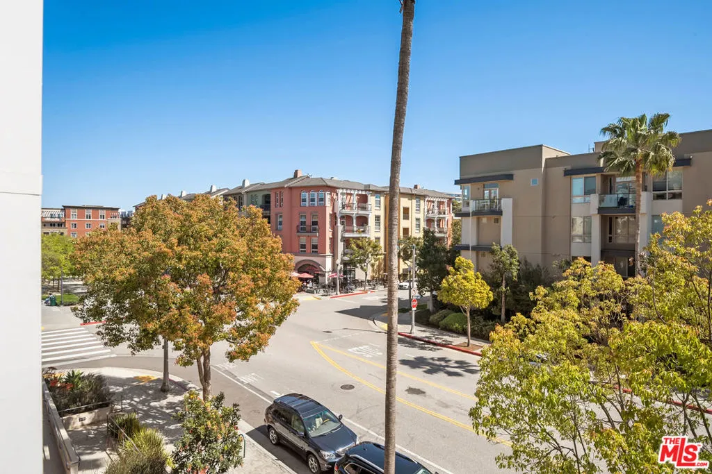 Playa Vista, California 90094, United States, 2 Bedrooms Bedrooms, ,2 BathroomsBathrooms,Residential,Active,231004