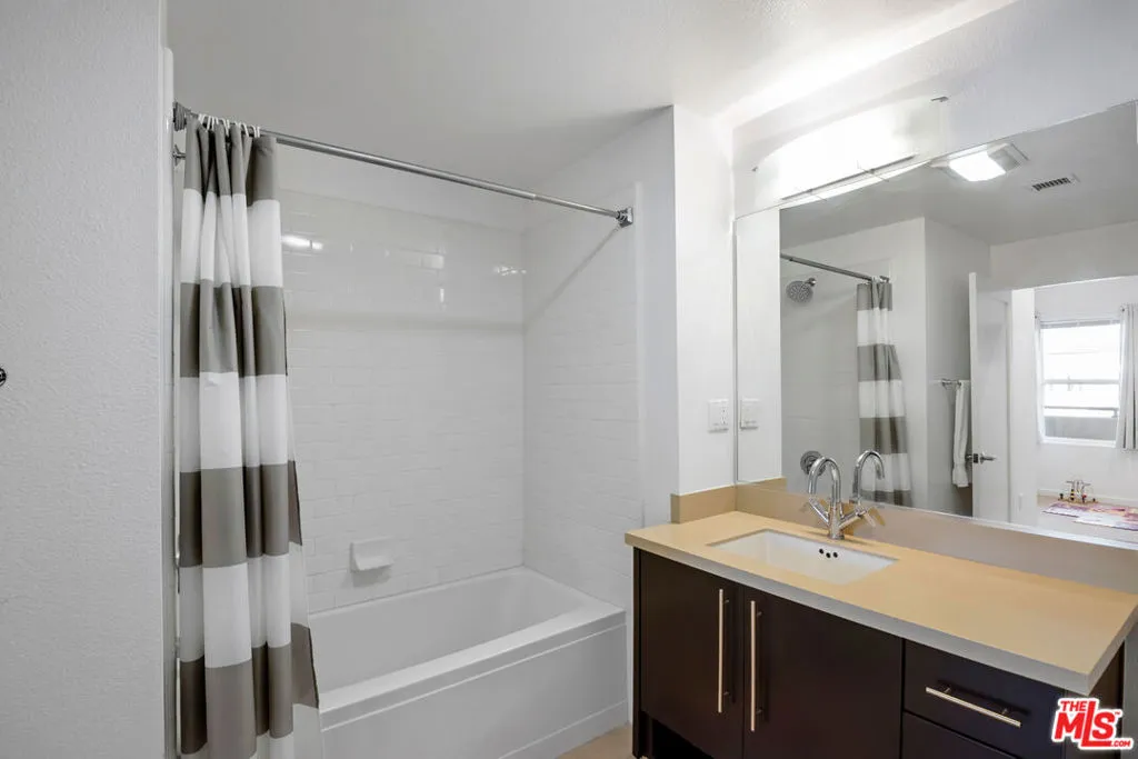 Playa Vista, California 90094, United States, 2 Bedrooms Bedrooms, ,2 BathroomsBathrooms,Residential,Active,231004