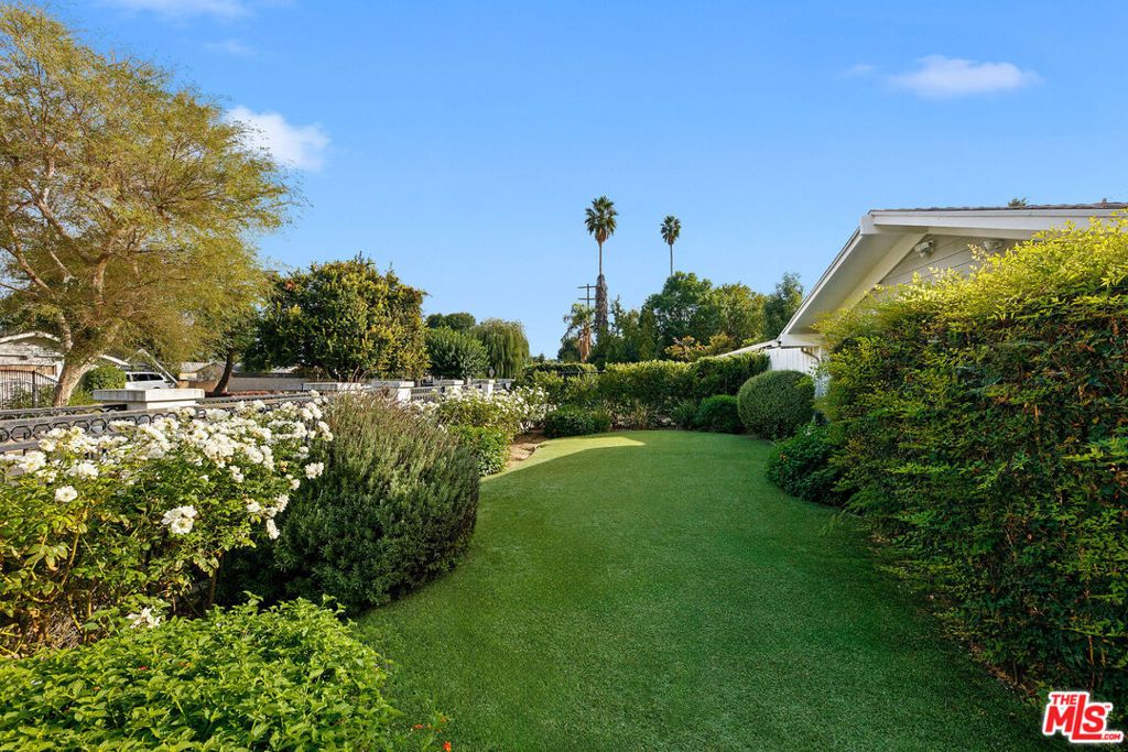 Photo of 8509 Shirley Avenue, Northridge, CA 91324 (MLS # 25603639)