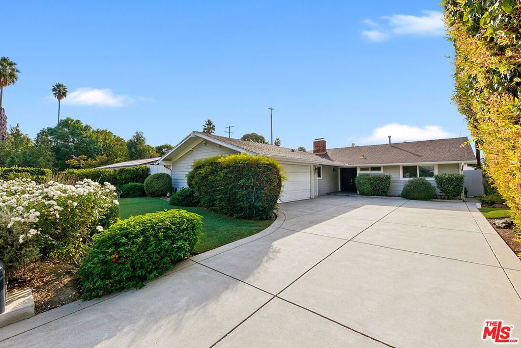 Photo of 8509 Shirley Avenue, Northridge, CA 91324 (MLS # 25603639)