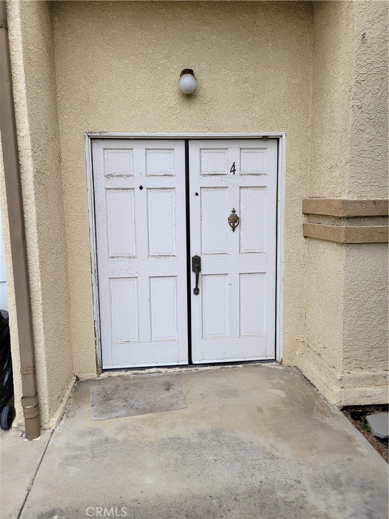 This is a townhouse that offers excellent size and value. Three good size bedrooms. Primary suite on top floor. All Bedrooms are on the top floor, one flight up from main living area. Half bath is located on the main living level. Lowest level contains the garage and flex room. The flex room could be ideal for a 4th bedroom (needs a door and closet), workout gym area, crafts room...options are endless. Location is ideal with the local elementary school a half block away. Providing an easy walk for those attending! There are six units in each of the two buildings comprising Harbor Woods HOA. If you like to entertain there is a wet bar in the living room!