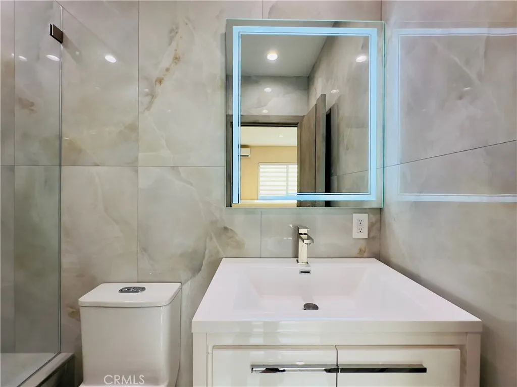 Van Nuys, California 91405, United States, ,1 BathroomBathrooms,Residential,Active,215138