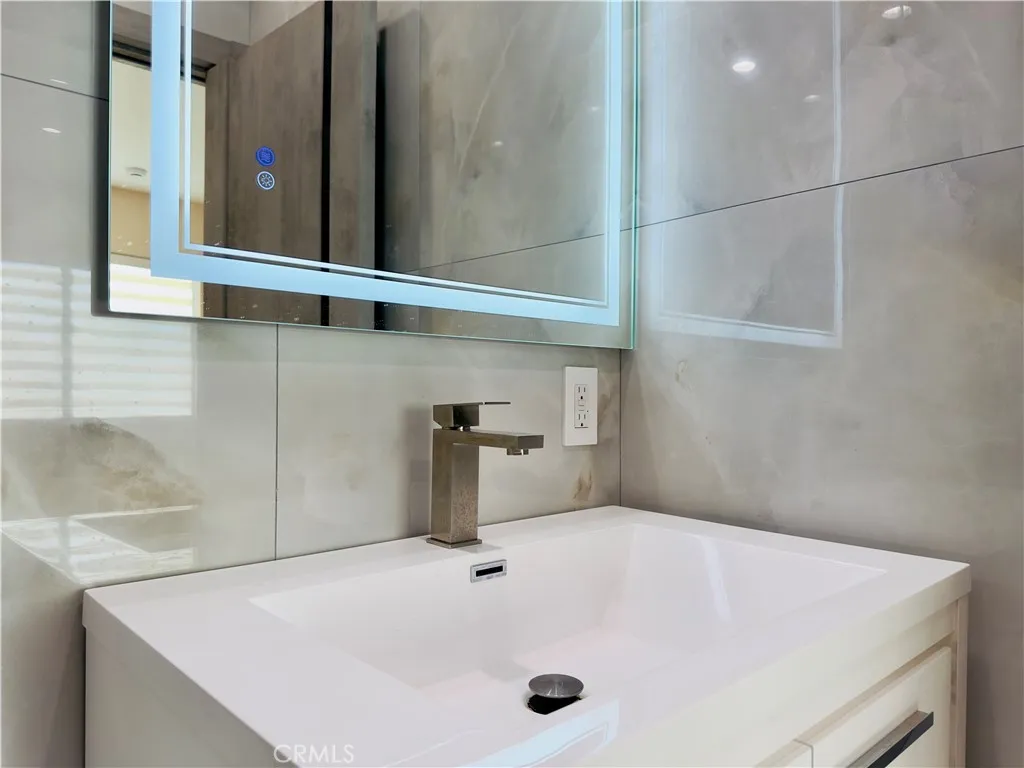 Van Nuys, California 91405, United States, ,1 BathroomBathrooms,Residential,Active,215138