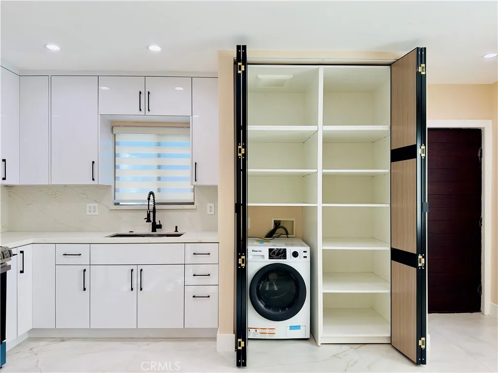 Van Nuys, California 91405, United States, ,1 BathroomBathrooms,Residential,Active,215138