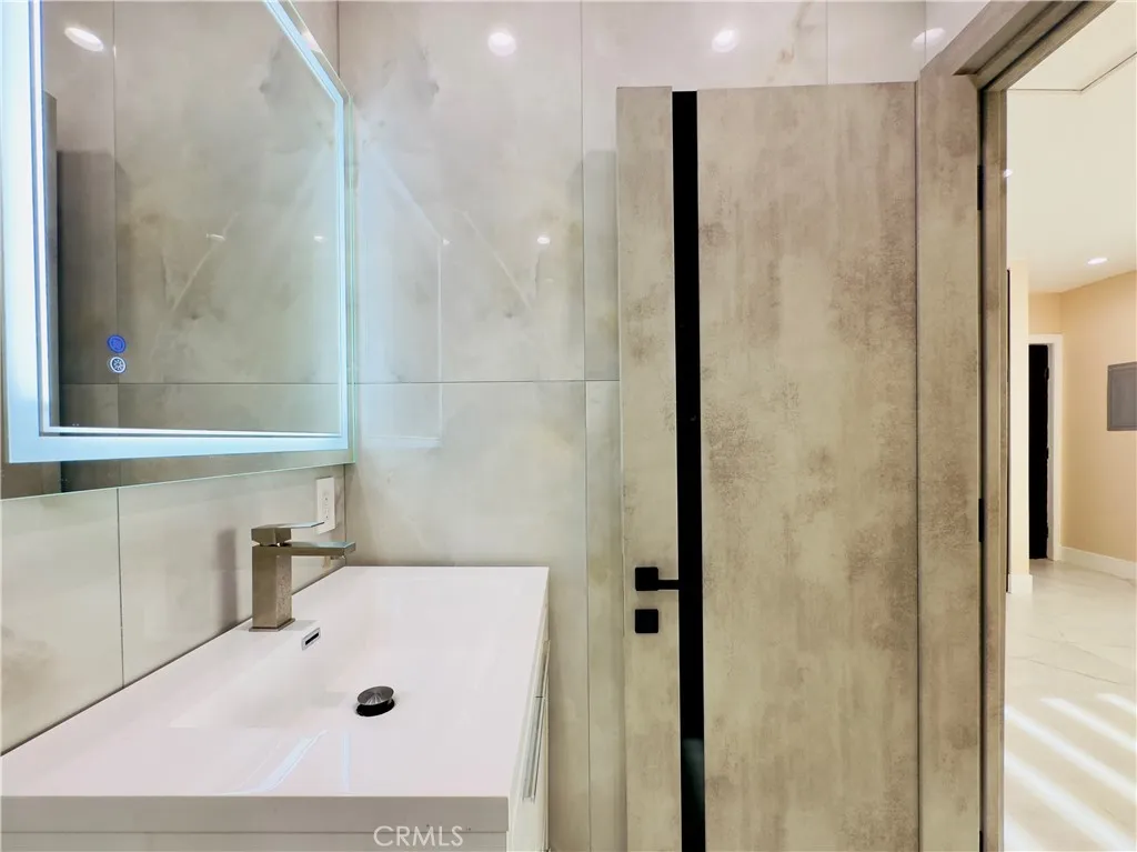 Van Nuys, California 91405, United States, ,1 BathroomBathrooms,Residential,Active,215138