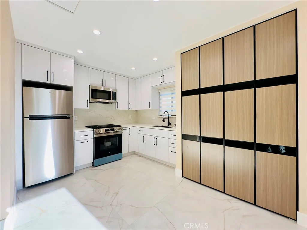 Van Nuys, California 91405, United States, ,1 BathroomBathrooms,Residential,Active,215138