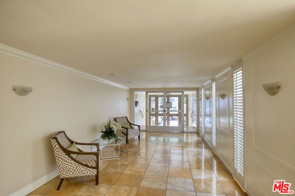 Photo of 1000 S Westgate Avenue #212, Los Angeles, CA 90049 (MLS # 25596579)