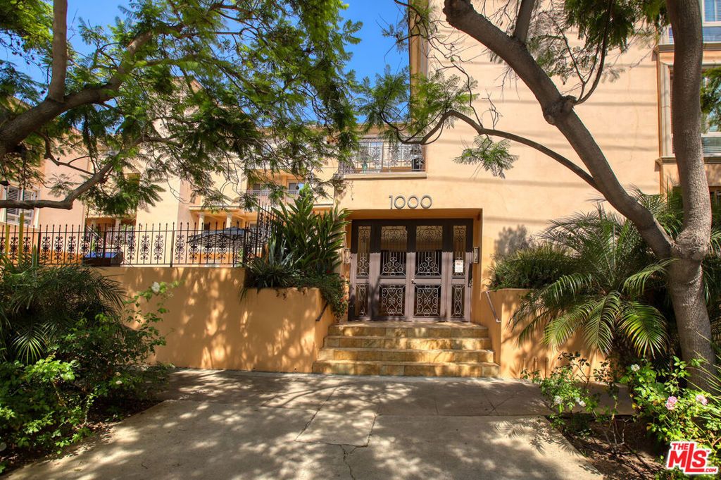Photo of 1000 S Westgate Avenue #212, Los Angeles, CA 90049 (MLS # 25596579)