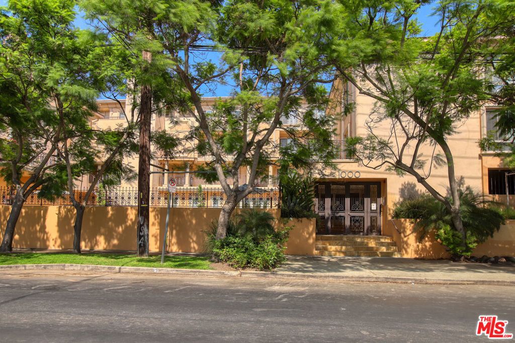 Photo of 1000 S Westgate Avenue #212, Los Angeles, CA 90049 (MLS # 25596579)
