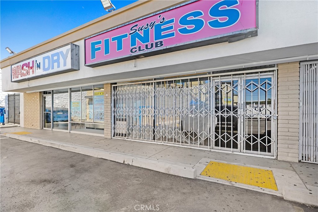 Prime Retail Space for Lease in Van Nuys!
Welcome to 7308 Sepulveda Blvd – a freshly updated 1,100 sq. ft. retail unit located in a bustling neighborhood shopping plaza. Current use is retail, but landlord is open to accommodating other occupancy requests.
This space features fresh paint, upgraded lighting, hardwood floors, an enclosed rear patio, private office, and an ADA-compliant restroom. With plenty of customer parking in the front and one dedicated rear parking space for the tenant, convenience is built in.
The plaza is anchored by well-established businesses including a coin laundry, liquor store, auto parts store, and a popular teriyaki restaurant – ensuring consistent foot traffic and visibility.
Offered at $3,000/month + NNN with flexible 3–5 year lease terms, this space is perfect for retail, professional services, or a variety of other uses.
Don’t miss the chance to plant your business in this highly visible Van Nuys location!