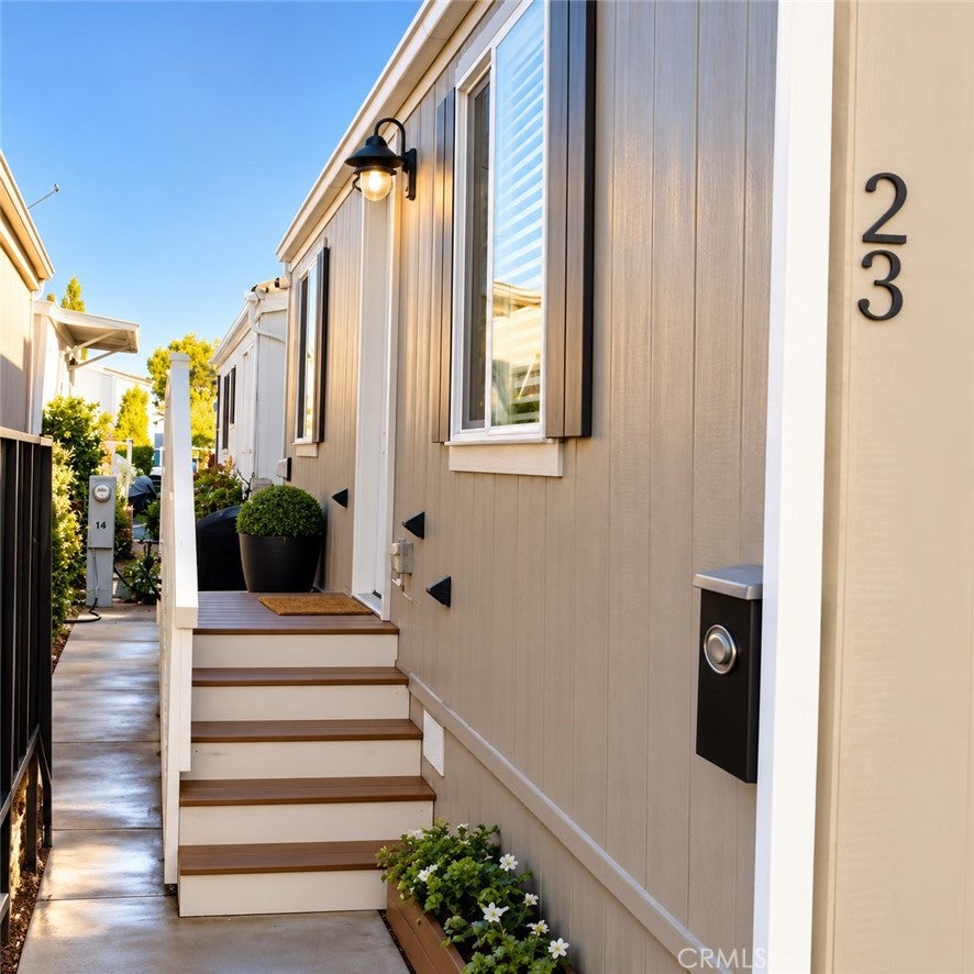 327 W Wilson Street 23
