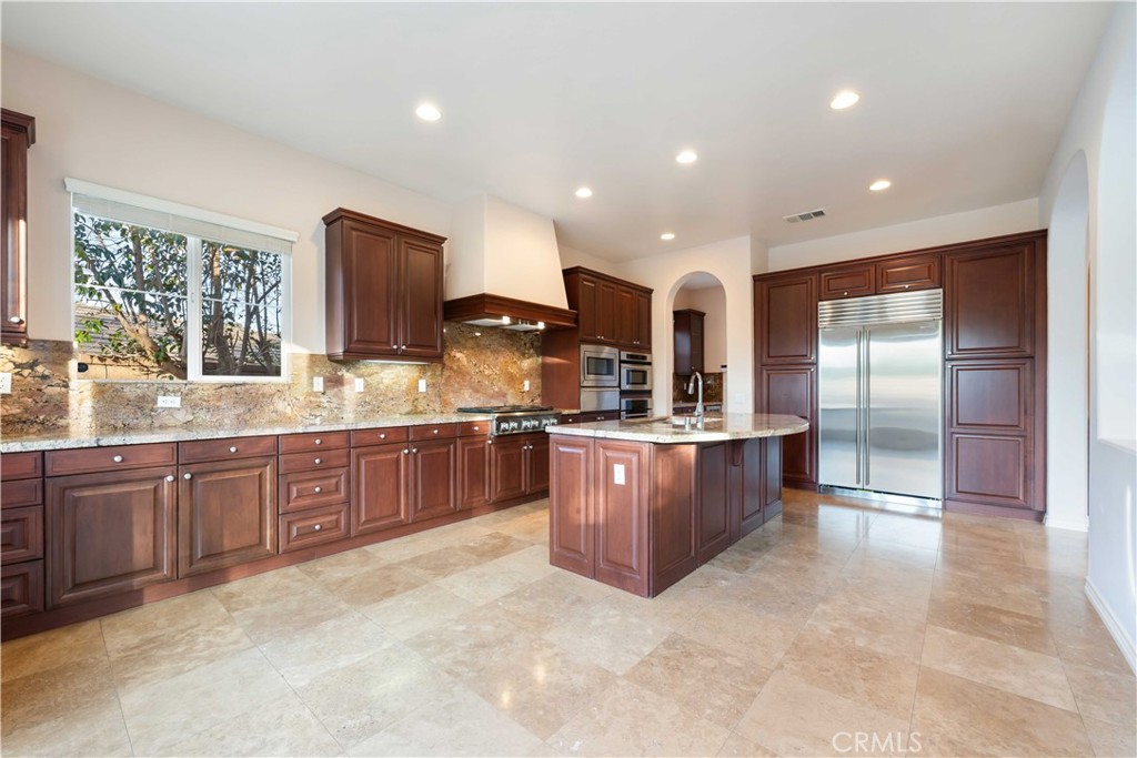889 Lindamere Court