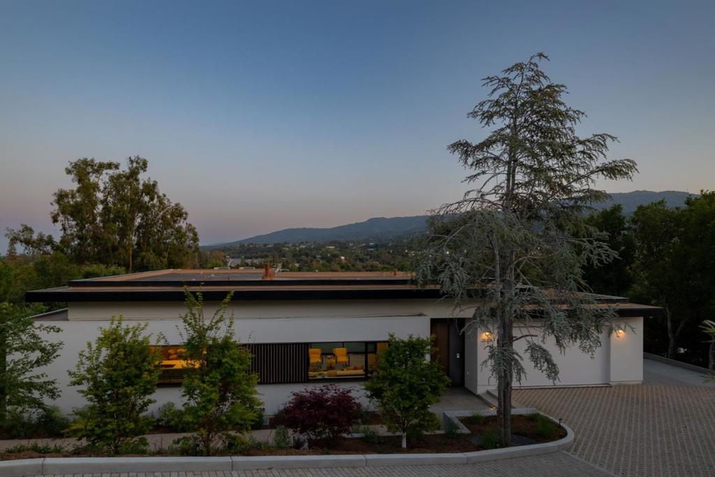 25251 La Rena Lane