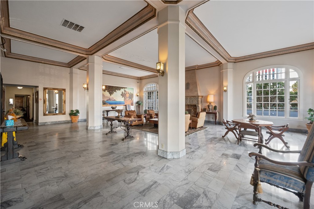 360 w ocean boulevard 1004