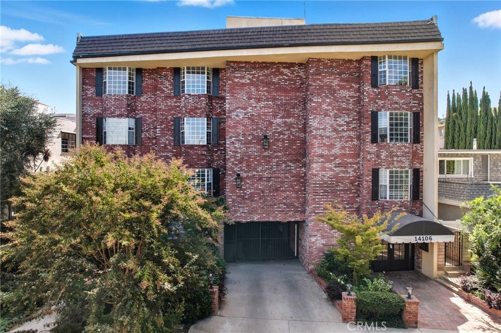 Photo of 14106 Dickens St #302, Sherman Oaks, CA 91423 (MLS # OC25232660)