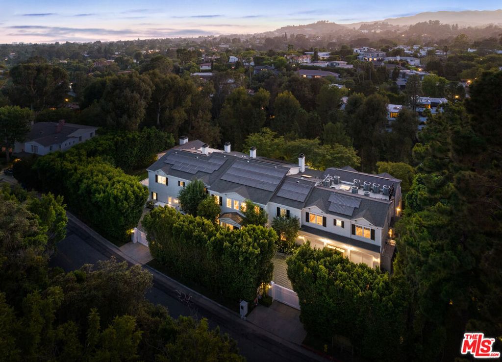 Photo of 491 N Tigertail Road, Los Angeles, CA 90049 (MLS # 26657883)