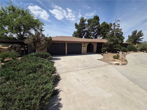 Photo of 19145 Tomahawk Rd, Apple Valley, CA 92307 (MLS # HD26095914)