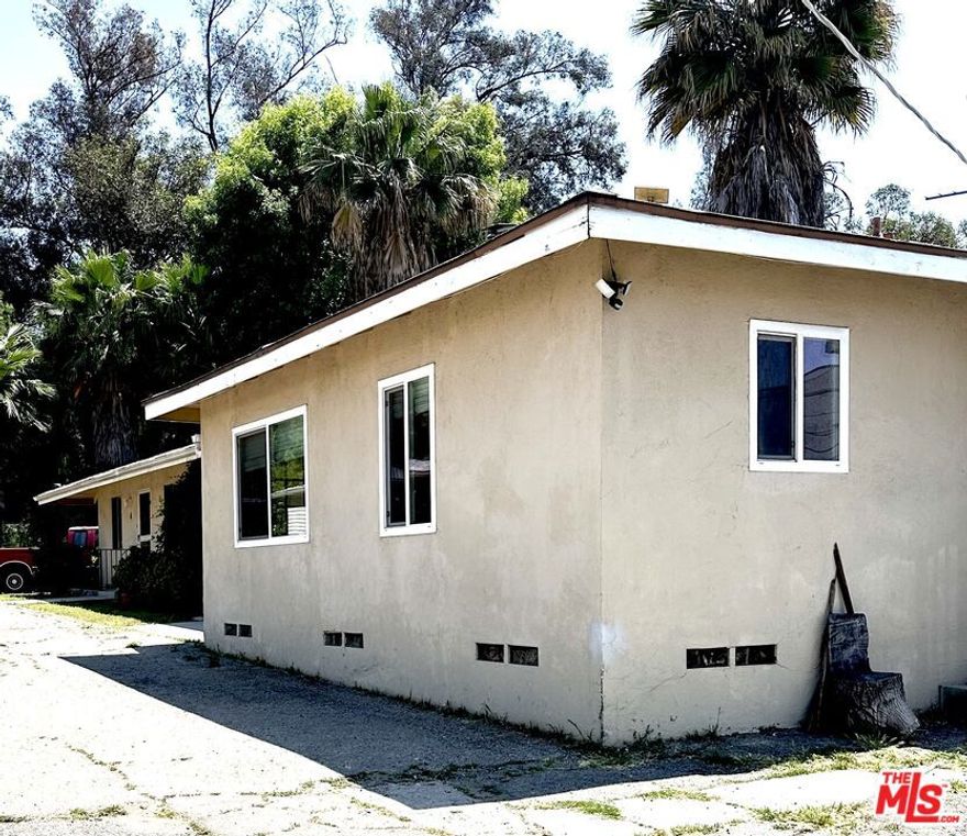 Remodeled 2 bedrooms 1 bath remodeled townhouse is part of a triplex in Woodland Hills, south of the Blvd, close to 101. Updated kitchen with hardwood floor, large washer and dryer in unit.  When you enter the house, there is a good-sized living room a good size closet and 2 bedrooms. It has assigned parking space. Prime location close to shops, restaurants and easy access to the freeway.