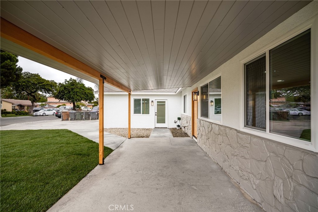 2124 W Flower Avenue