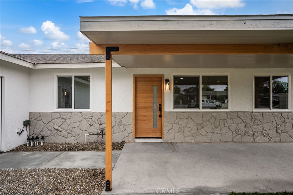 2124 W Flower Avenue