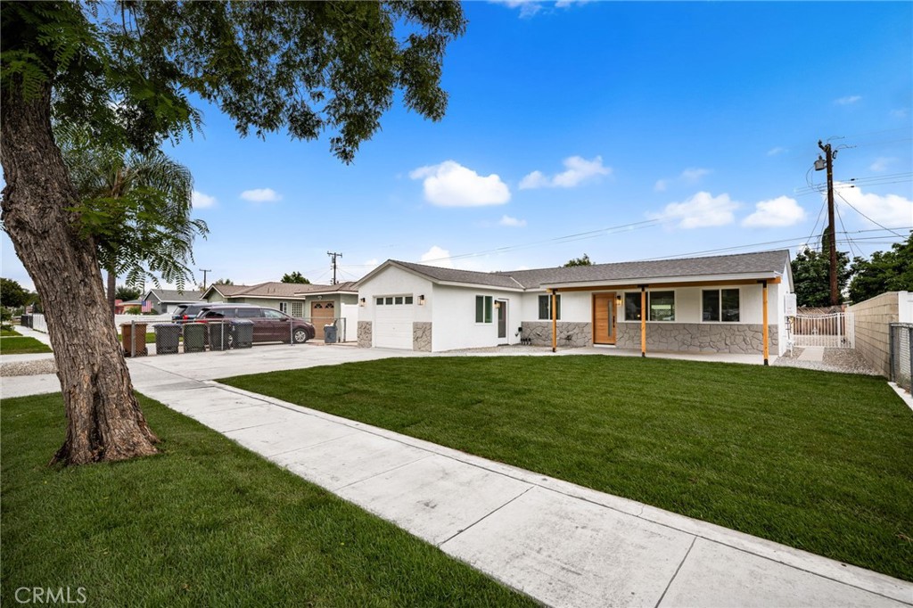 2124 W Flower Avenue