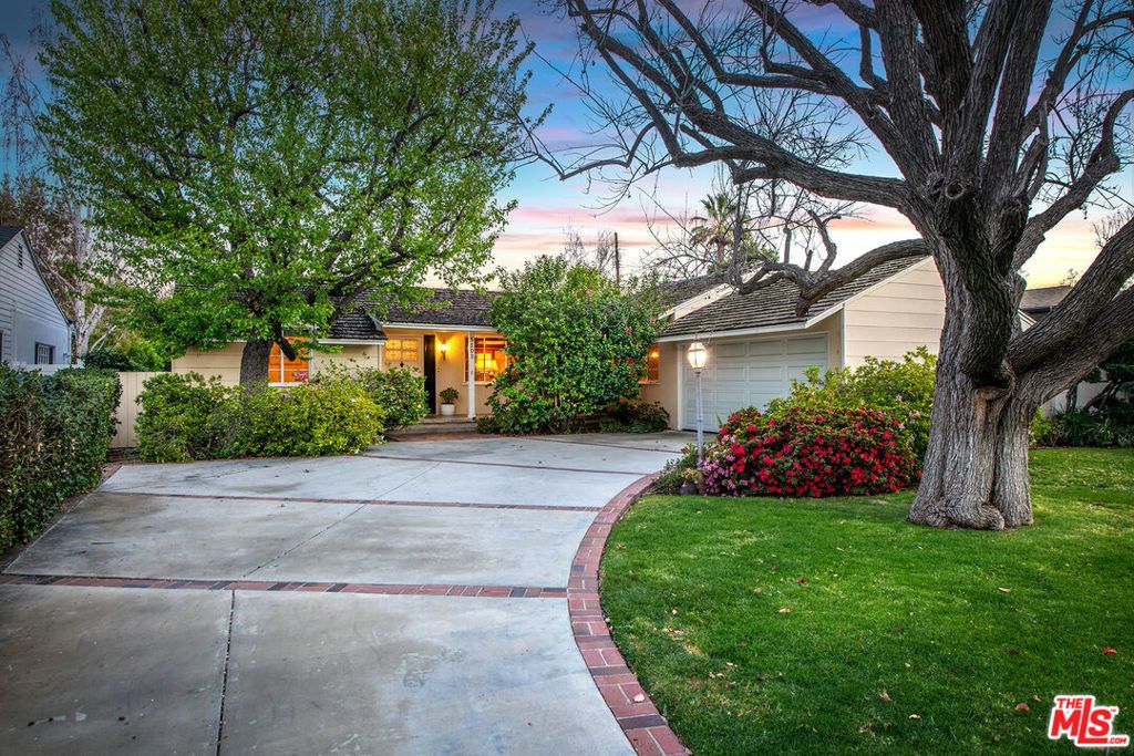 Photo of 5102 Gaviota Avenue, Encino, CA 91436 (MLS # 26654421)