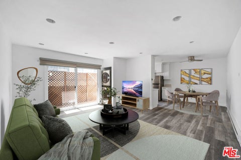 Photo of 733 N Hayworth Avenue #4, Los Angeles, CA 90046 (MLS # 26855657)