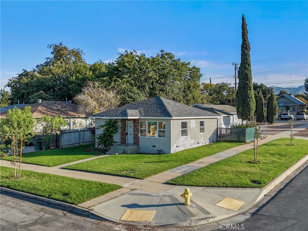Photo of 224 W Kendall St, Corona, CA 92882 (MLS # IV25242483)