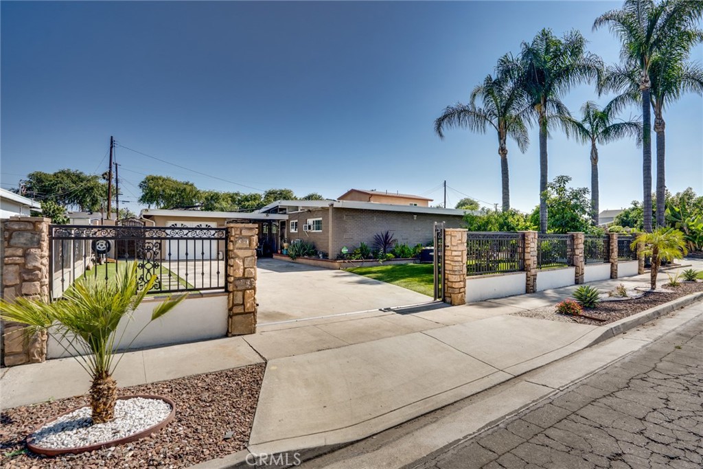 Welcome to this beautiful gated home located in a highly desirable area! This charming residence features three spacious bedrooms and two modern bathrooms, complemented by an extra living space perfect for relaxation or entertaining. The one-car garage offers convenience and additional storage.
Step inside to find a modern kitchen adorned with stunning granite countertops and elegant tile flooring that flows throughout the home. The open design allows for seamless entertaining, with sliding doors that lead to a lovely backyard—ideal for gatherings with friends and family.
This property is within walking distance to Richmond Elementary School, making it a perfect choice for families. Enjoy the convenience of nearby shopping centers, Knotts Berry Farm, and a variety of other amenities that enhance your lifestyle.
Don’t miss out on the opportunity to call this delightful home your own!