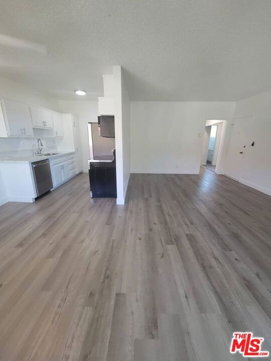 Beautiful Spacious 2 bedroom, 2 bath apartment Newly Renovated Apartment with great views of the ocean, Catalina, and lush greenery all around, with gated parking. Located just minutes from shopping, restaurants, Ports O' Call, Abalone Cove Trail among many others to enjoy in Palos Verdes right at your footsteps!Pool and laundry onsite. 2161 W. 25th St is within minutes from the new UCLA Campus in Palos Verdes, El Camino College in Torrance and just 15 miles to California State University in neighboring Long Beach.