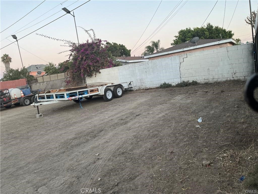 1498 W Compton