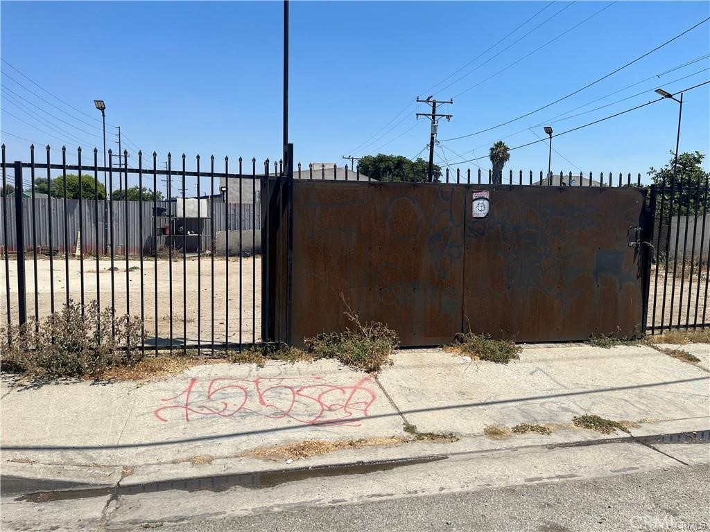 1498 W Compton