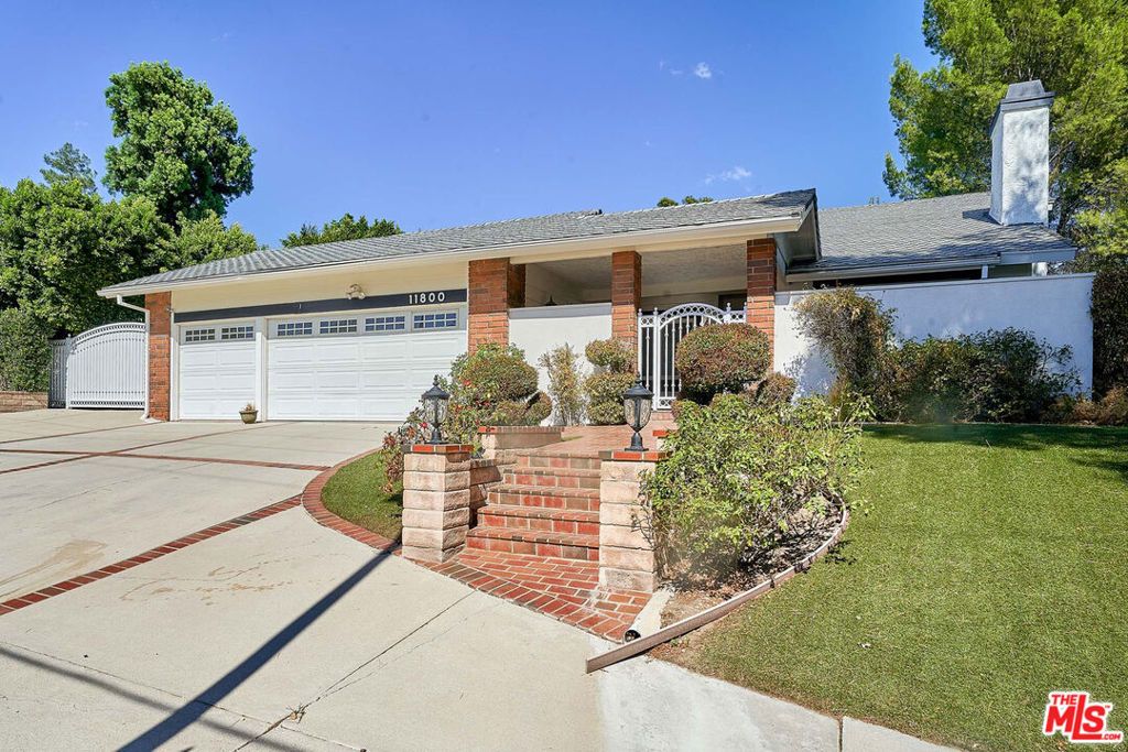 Photo of 11800 Zelzah Avenue, Granada Hills, CA 91344 (MLS # 25597453)