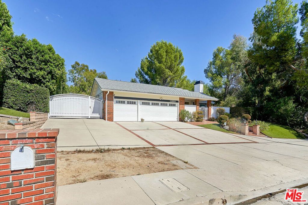 Photo of 11800 Zelzah Avenue, Granada Hills, CA 91344 (MLS # 25597453)