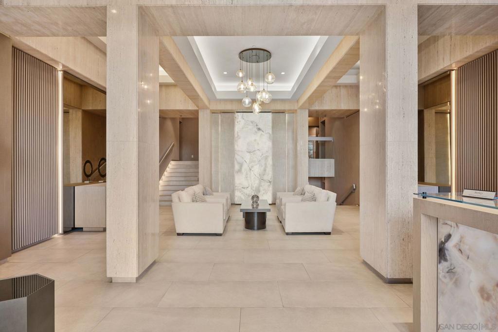 1810 Avenida del Mundo 703