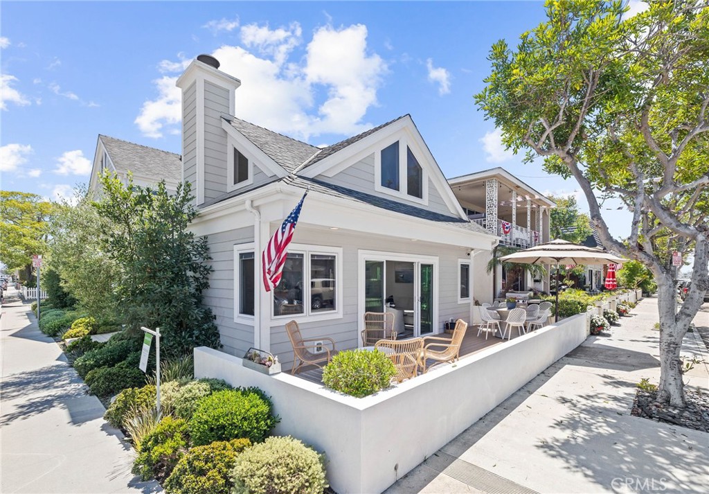 Fully furnished vacation home. Located on idyllic Balboa Island, this luxury beach-chic home sits on a corner lot at the quiet end of the island. This convenient location affords easy access to the beaches of South Bay Front, shops and restaurants, and the iconic ferry to the Balboa Peninsula. With an ideal configuration, the home has a generous kitchen / great room that opens to the tranquil patio, four bedrooms, plus a loft, and two bathrooms. The kitchen is well-appointed with stainless-steel appliances, a double oven, and beautiful Quartz counters. The home is fully furnished and includes premium linens. This home has two bedrooms on the first floor, each with a queen bed. The master bedroom is on the second floor and has a king bed and an ensuite bathroom. The fourth bedroom is on the second floor and has full-size bunk beds. The home also has a laundry room and a two-car garage. The stated rate is for September-May. Summer 2026 rates are available upon request.