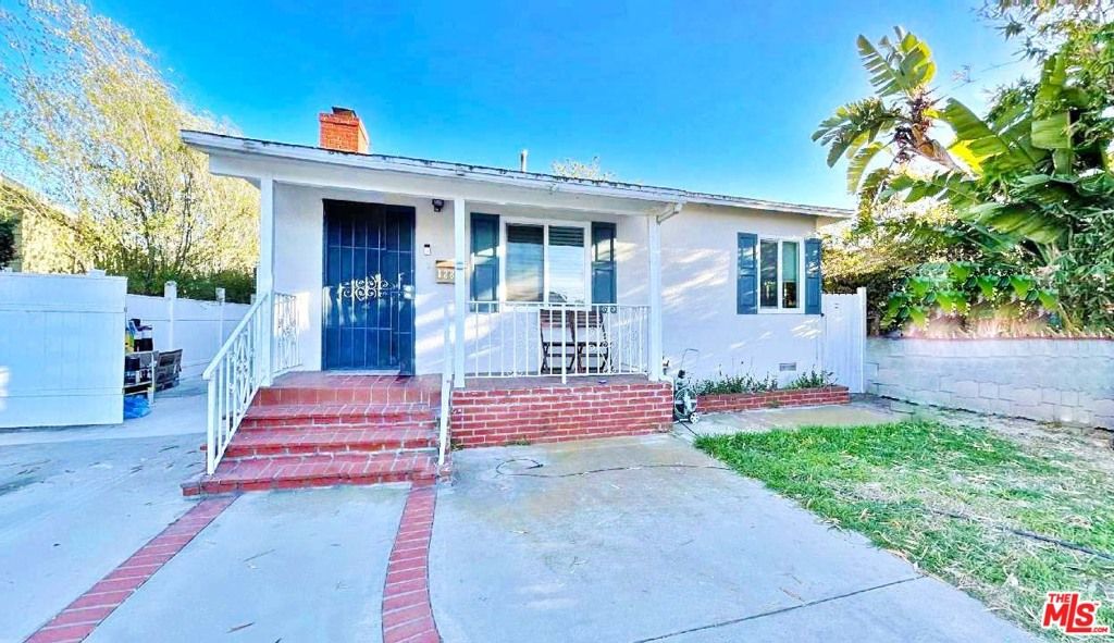 Photo of 12844 Greene Avenue, Los Angeles, CA 90066 (MLS # 21767530)