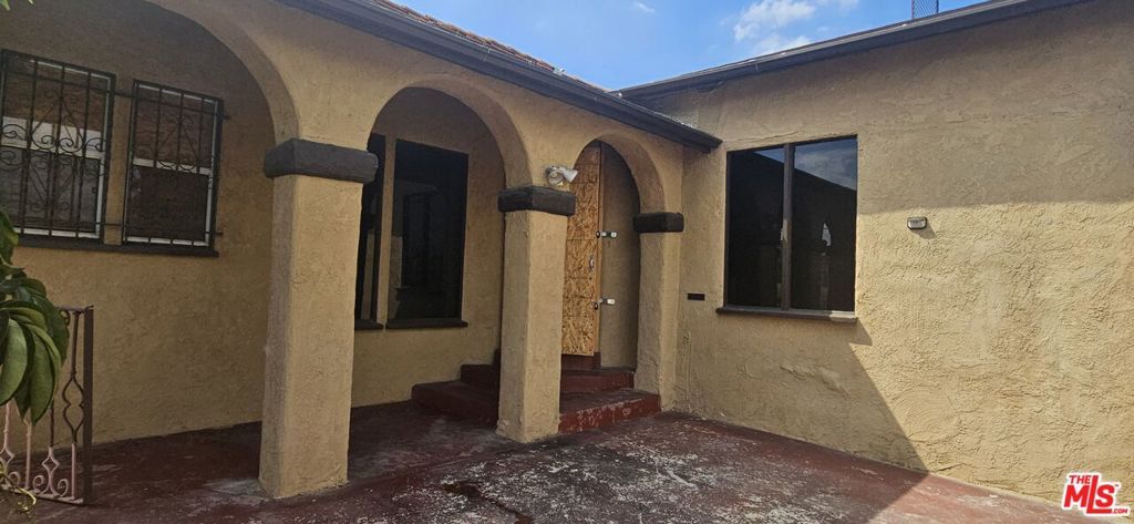 Photo of 2000 W 68th Street, Los Angeles, CA 90047 (MLS # 25595391)