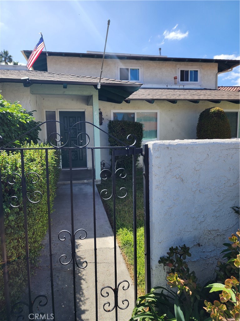 Newly Remodeled 3-Bedroom Unit Near the Orange Circle!
Located just minutes from the vibrant Orange Circle, this beautifully remodeled first-floor unit offers modern living with a touch of charm. Enjoy the privacy of your own front yard, perfect for relaxing or entertaining. This spacious unit features: 3 bedrooms & 2 bathrooms, One dedicated parking space + one-car garage. Brand new granite countertops and shaker cabinets in the kitchen. New stainless steel appliances, new wood flooring throughout the living areas and bedrooms, new tile flooring in the kitchen, fresh paint throughout, new central heating and A/C.
With easy access to the 22, 55, and 5 freeways, this is a prime central location to enjoy the best of Orange.