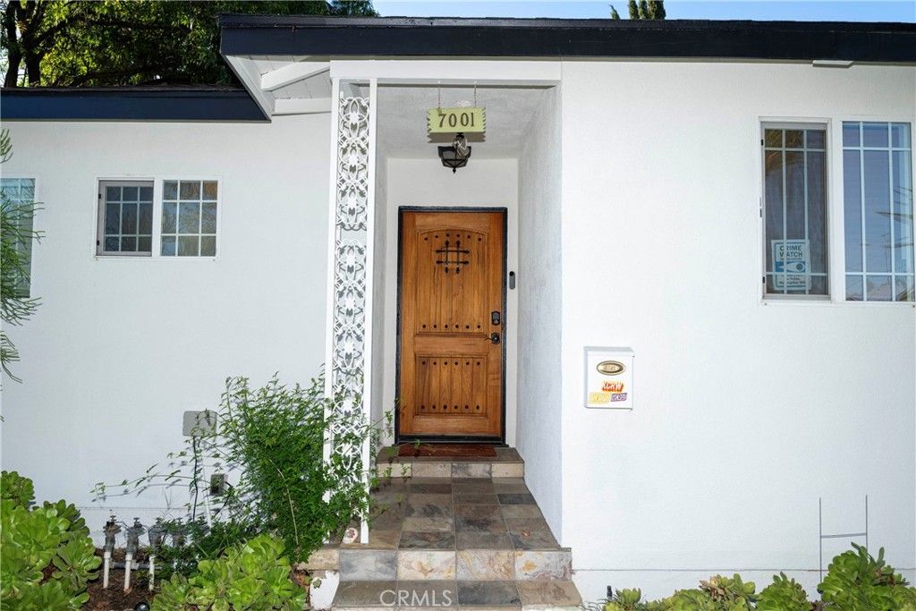 Photo of 7001 Jellico Avenue, Lake Balboa, CA 91406 (MLS # SR25256741)