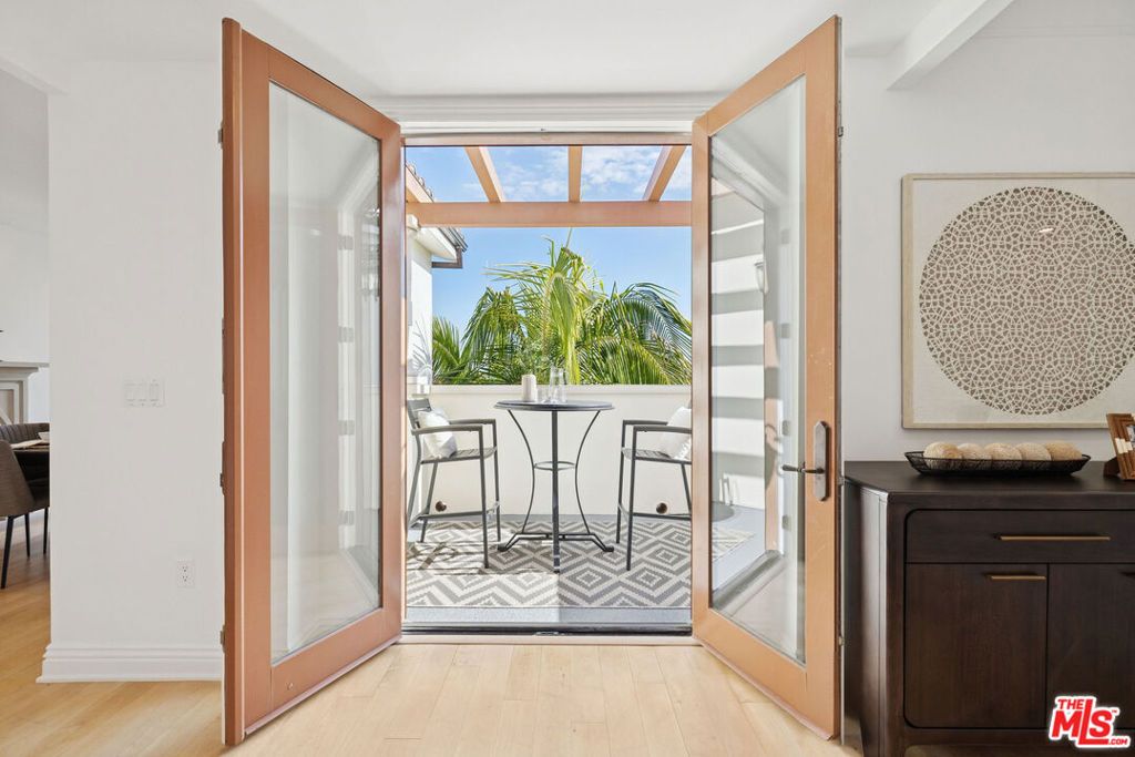 Photo of 261 S Reeves Drive #PH3, Beverly Hills, CA 90212 (MLS # 26657477)