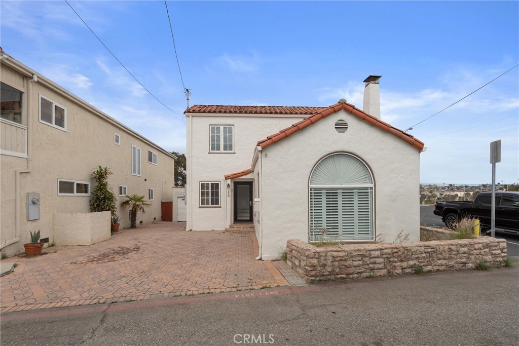 Welcome to 1908 Loma Drive, a freshly remodeled 3 bedroom, 1.5 bathroom home offering 1,554 square feet of comfortable living space in a prime Hermosa Beach location. Updates include newly finished floors, fresh paint, a beautifully redesigned kitchen, and modernized bathrooms. The main living area features a spacious family room with a fireplace and a large bonus room that opens to the expansive back deck—ideal for a home office, guest space, gym, or playroom.
Enjoy indoor-outdoor living with a private backyard and a generous deck that’s perfect for entertaining, all set against a scenic valley backdrop. Additional highlights include a detached garage, a long driveway with ample parking, a mudroom with a washer and dryer, and new kitchen appliances. Both bedrooms are located upstairs alongside a full bathroom.
Just minutes from the beach and close to downtown Hermosa's vibrant shops, dining, and community activities, this home offers a rare blend of comfort, location, and lifestyle.