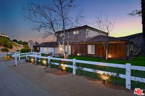 Photo of 30 Stagecoach Road, Bell Canyon, CA 91307 (MLS # 25522645) Photo of 30 Stagecoach Road, Bell Canyon, CA 91307 (MLS # 25522645)