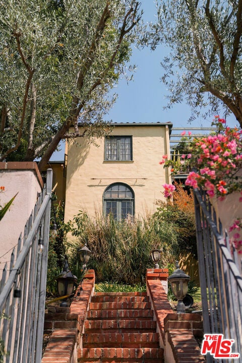 6470 Ivarene Avenue, Los Angeles CA 90068