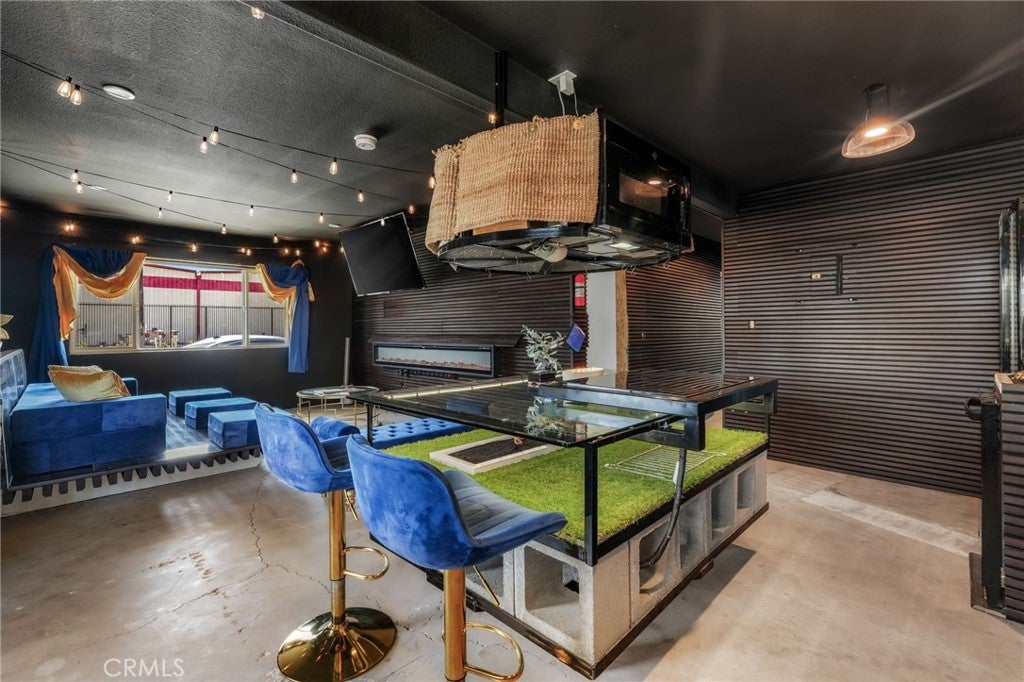 2815 E 64th