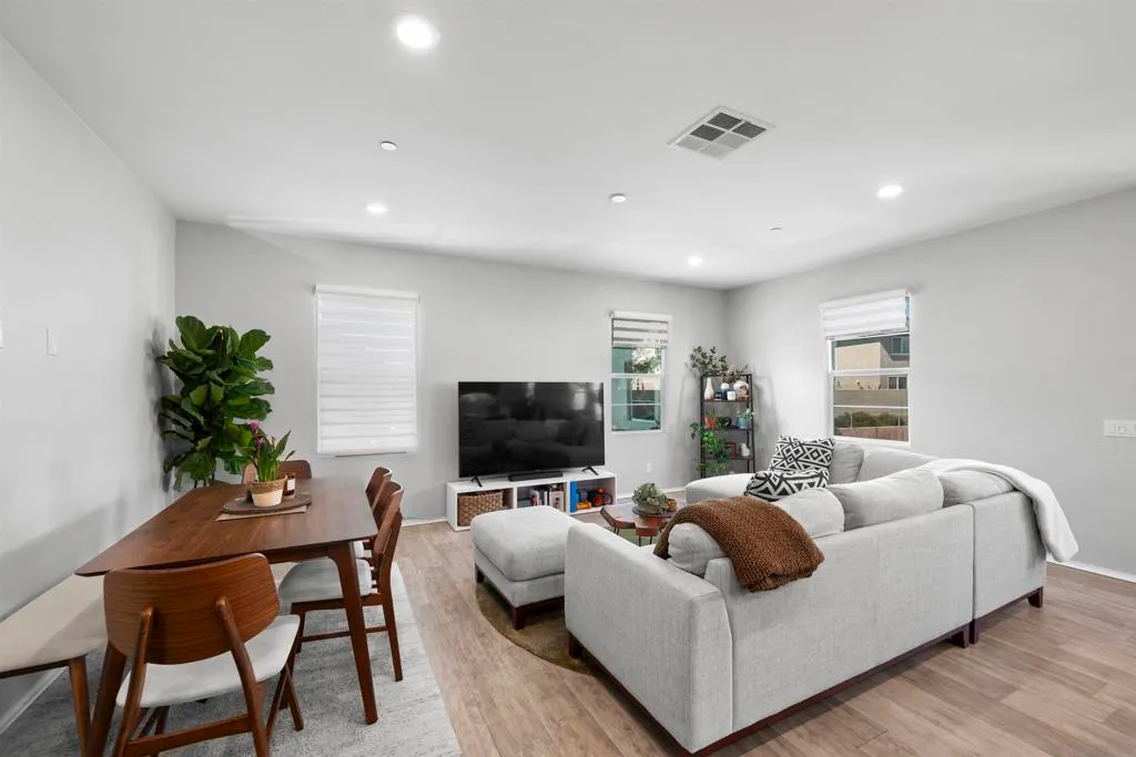 Chula Vista, California 91915, United States, 3 Bedrooms Bedrooms, ,2 BathroomsBathrooms,Residential,Active,200867