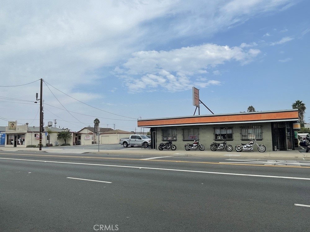 Two (2) Retail Operations, Restaurant and Motorcycle Shop
One (1) One Bed, One Bath Residence
Ideal for Owner User using SBA Financing
Neighbors NAPA Auto Parts, Twilight Liquor, Gardena Welding Supply and Numerous Eateries